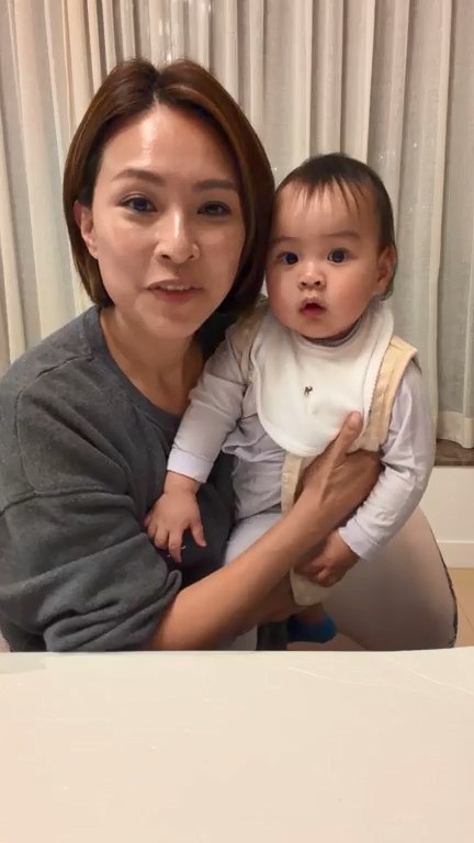 朱慧敏早前在直播中,與一對可愛子女同時出現於鏡頭前。