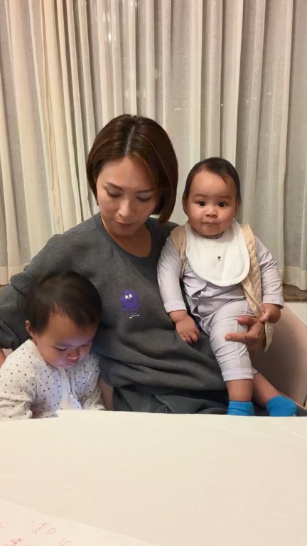 兩歲的大女Shera活潑地加入直播鏡頭,與媽媽一問一答。