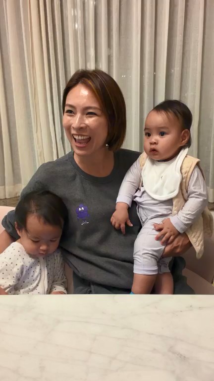 朱慧敏抱著未滿一歲的幼子Aten進行直播,Aten的呆萌樣子相當可愛。