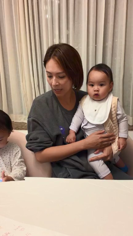 朱慧敏耐心聆聽女兒說話,母女互動充滿愛。