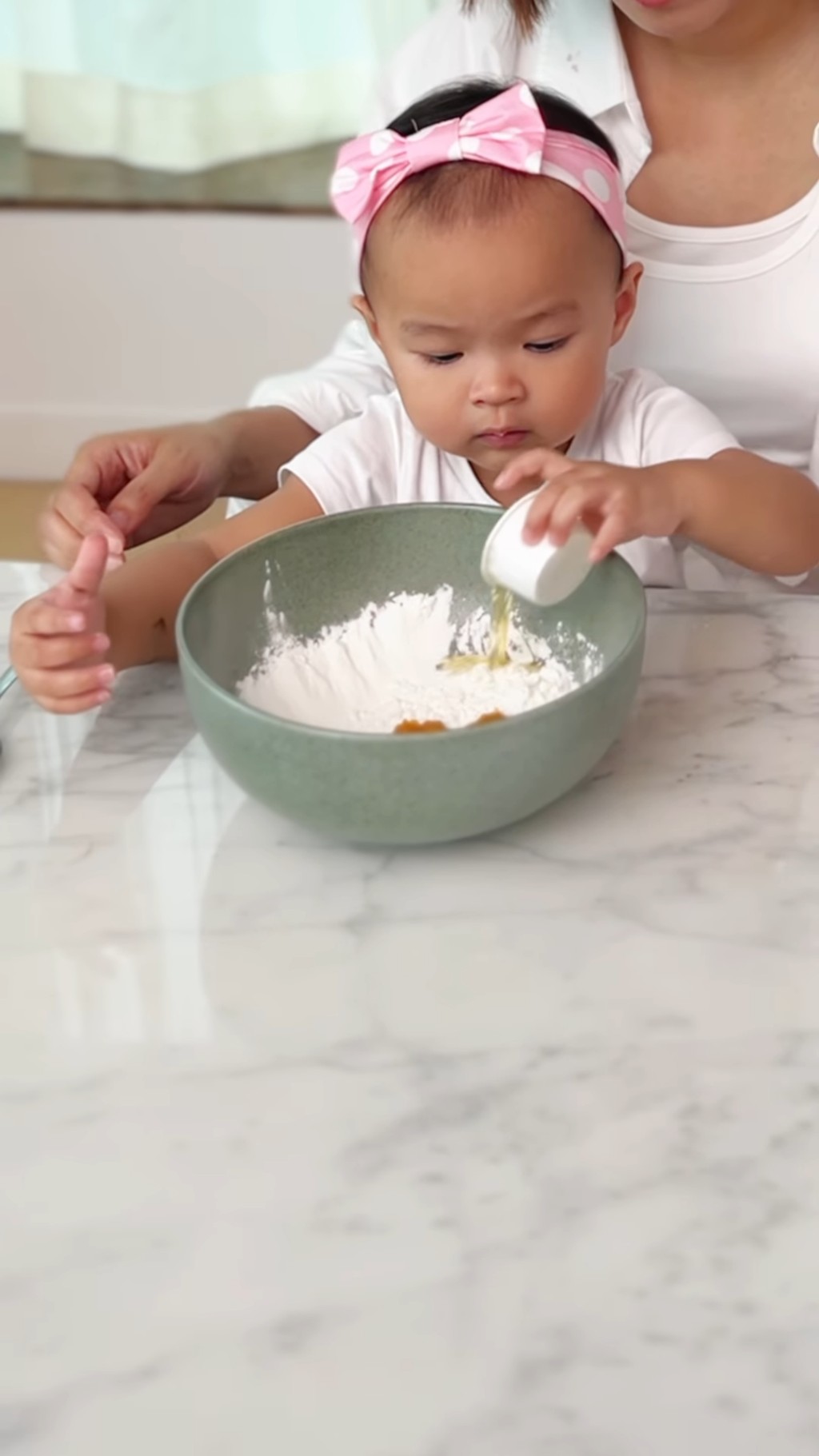 影片中,她年幼的女兒化身成「小廚神」。