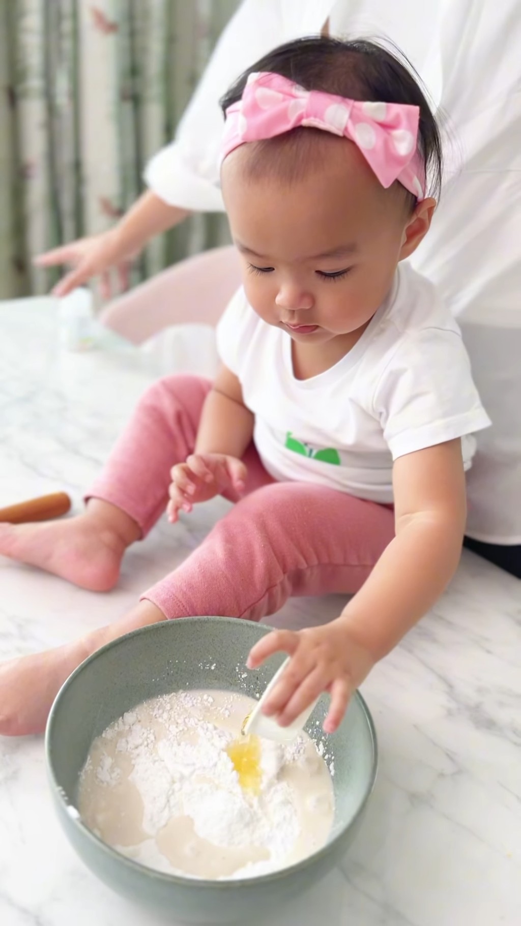 朱慧敏的女兒雖然未滿兩歲,但對下廚充滿好奇與熱情。