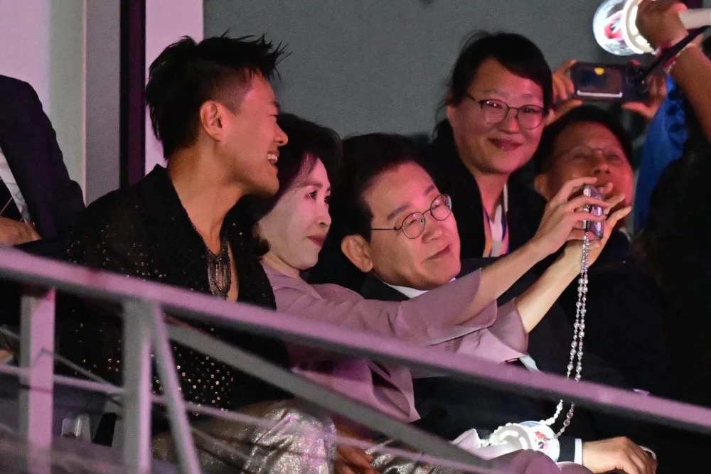 金惠景夫人與李在明總統及JYP創辦人朴振榮一同自拍留念。