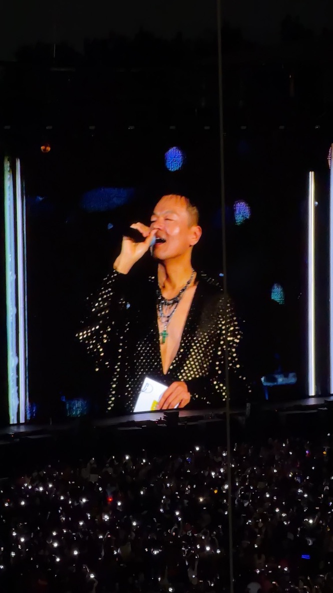 JYP老闆朴振榮親自上台,為旗下藝人Stray Kids的演出作介紹。