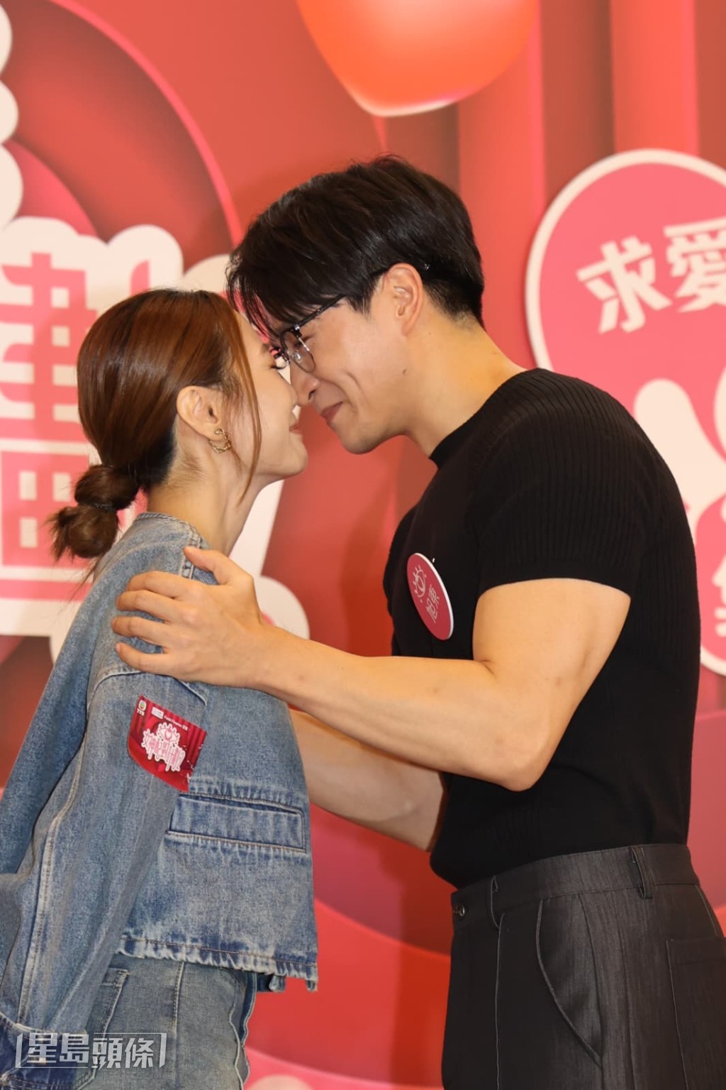 阮嘉敏與吳旭東進行「磨鼻尖」互動時感到尷尬。