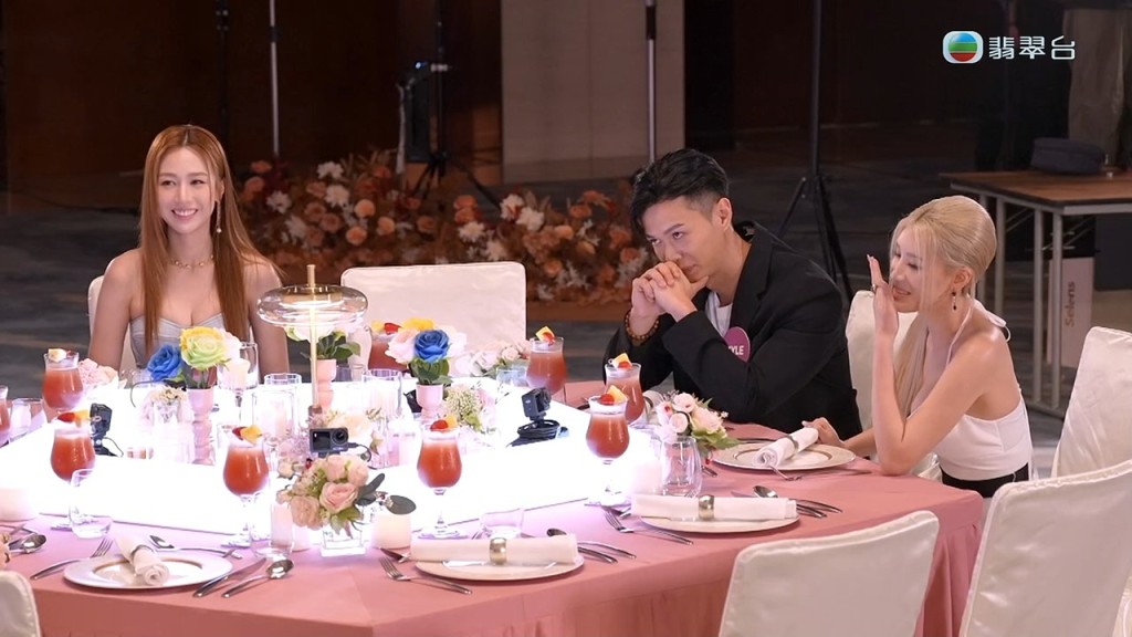 飯局中,何沛珈(Roxanne)、李爾晨(Kyle)與郭珮文(Juliana)各自思索。