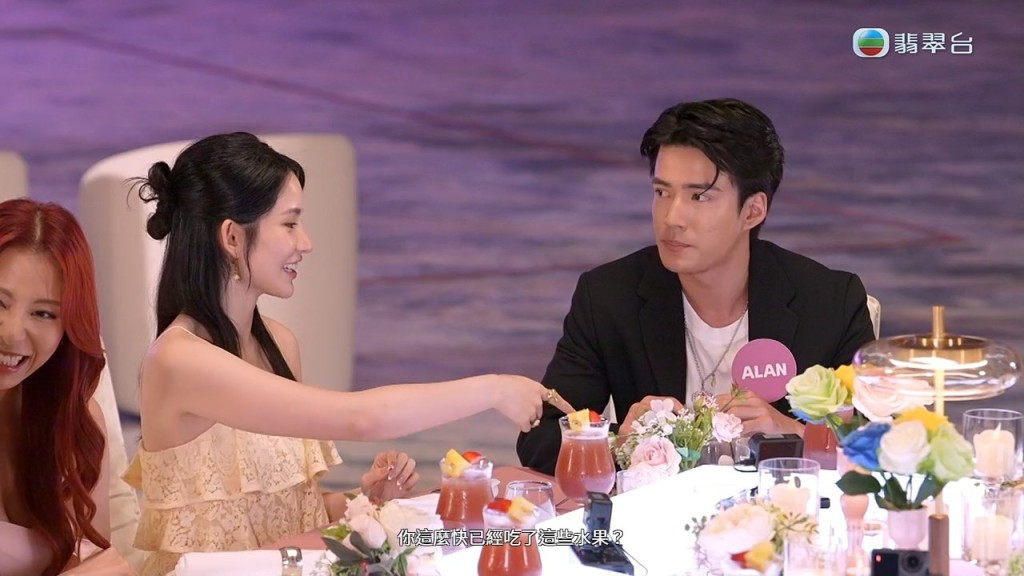 陳若思(Amber)與吳兆麟(Alan)在飯局中互動頻密。