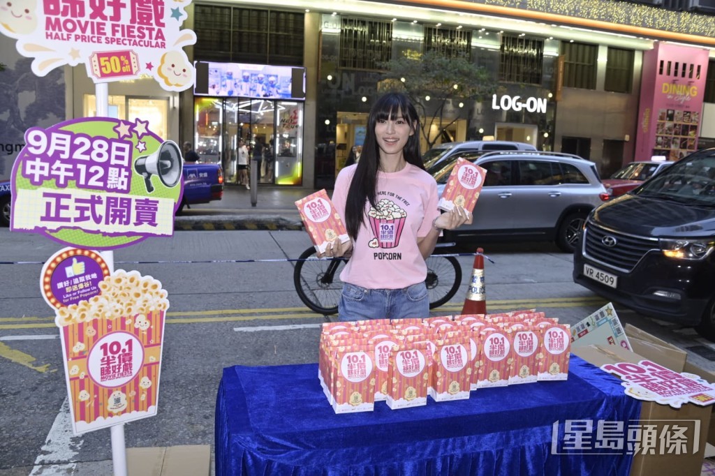 王丹妮當日走遍港九新界多區,親自向市民派發爆谷。