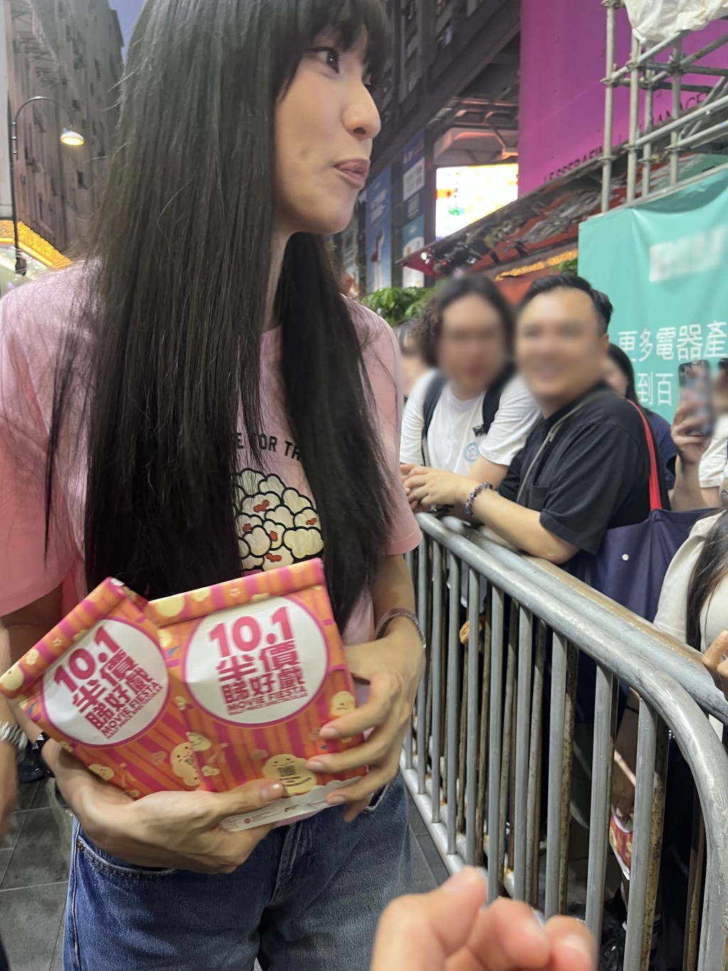 該網民指王丹妮主要用英文與外傭溝通,邀請對方入場睇戲。