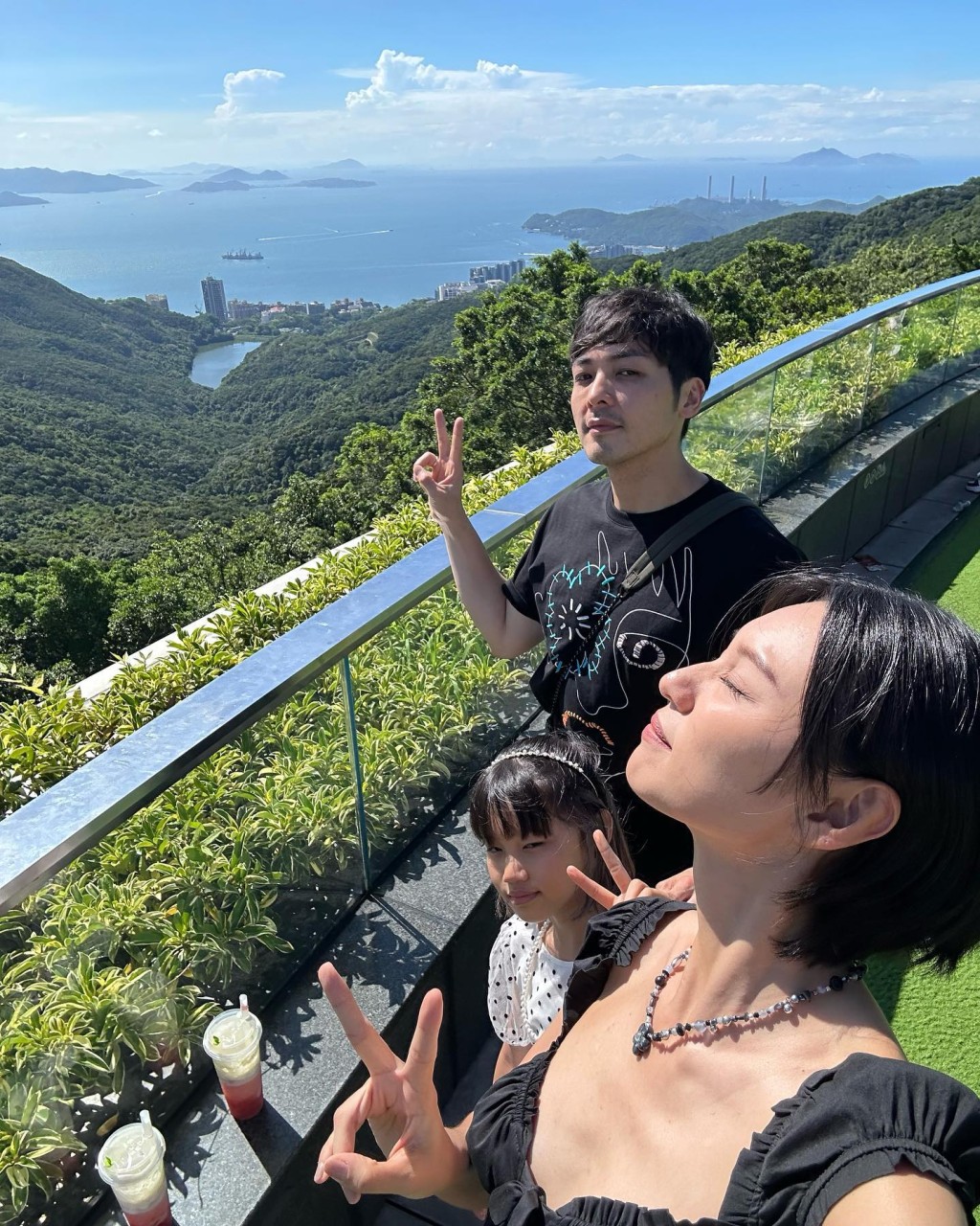 羅孝勇一家三口的家庭生活幸福美滿。