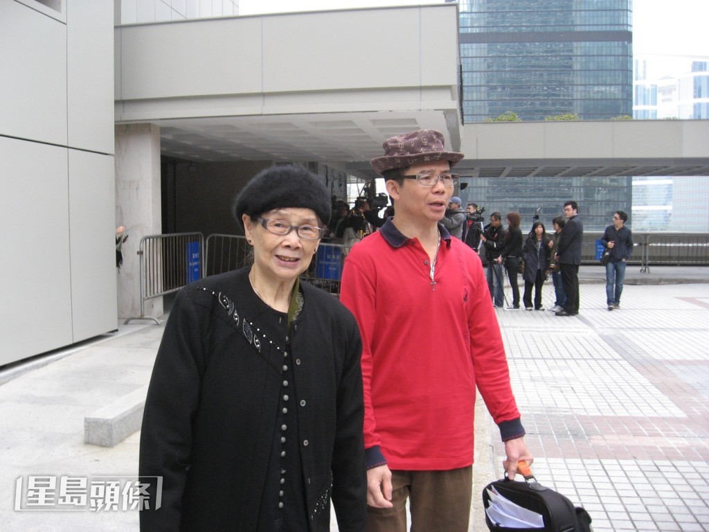 梅啟明過去經常陪伴在母親梅媽身邊。