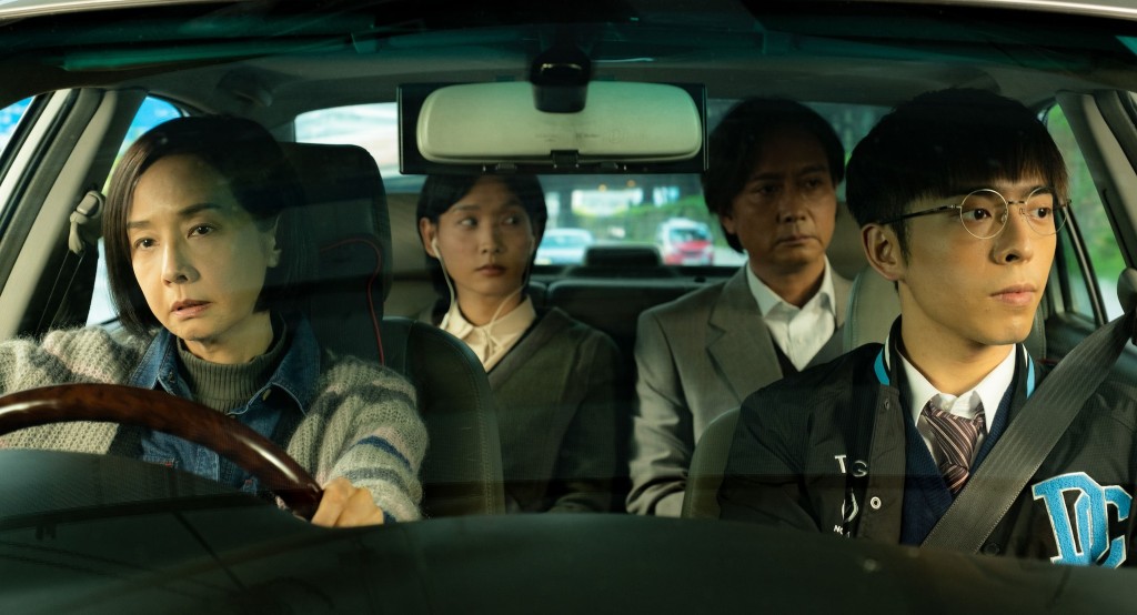 楊兩全的劇本中,人物衝突常發生於日常場景如車廂與飯桌(圖為《過時·過節》劇照)。