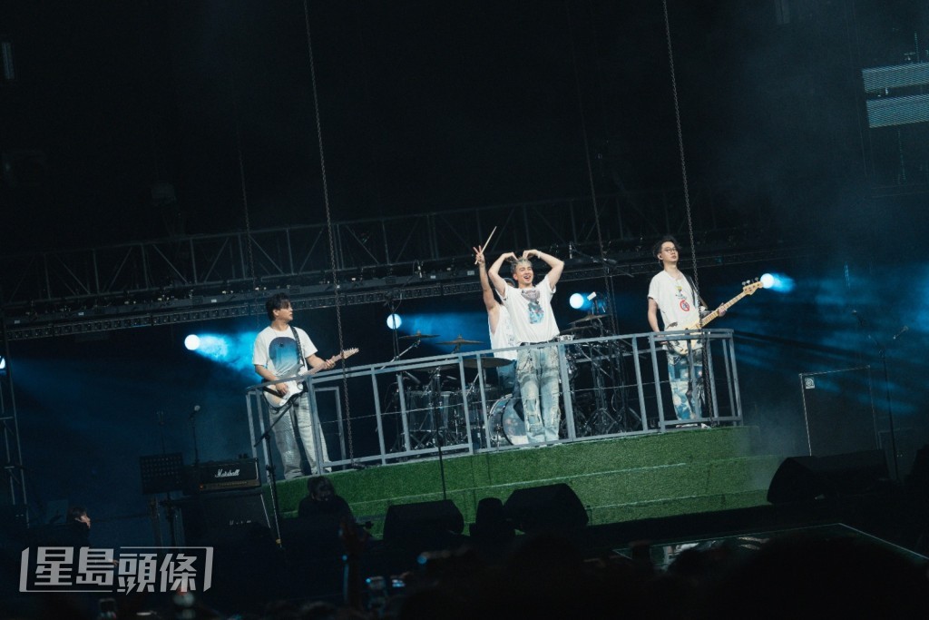 Dear Jane成員登上巨型移動月亮進行演出。