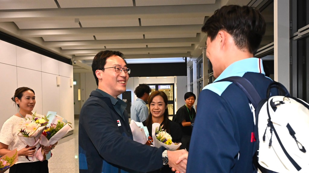名古屋亞運港隊凱旋 體育專員蔡健斌機場迎接健兒