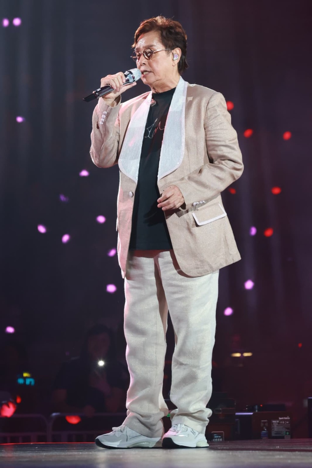 譚詠麟哽咽說:「有好歌迷支持者,仲支持多年,你哋實在太唔話得!」