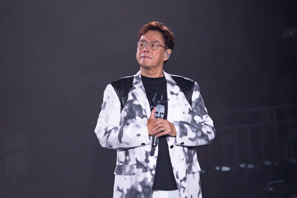譚詠麟演唱〈朋友〉至一半時,全場過萬觀眾已接著唱,令他相當感動。
