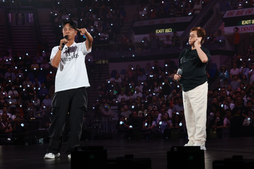 坐在觀眾席的李克勤被譚詠麟邀請上台。