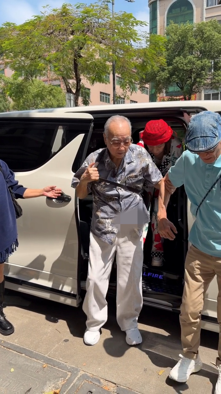 盧海鵬步伐緩慢，麥子雲全程牽著他慢慢走。