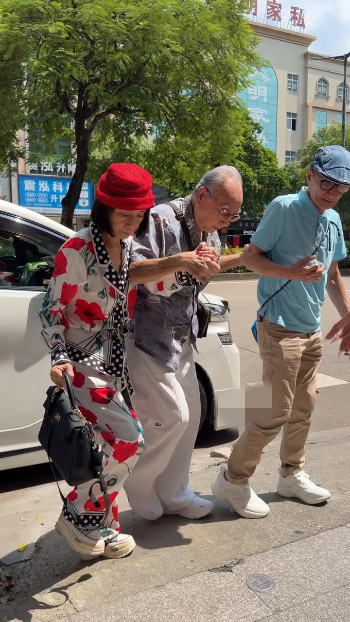 盧海鵬下車時腳步乏力微顫，吳麗珠與麥子雲左右攙扶。