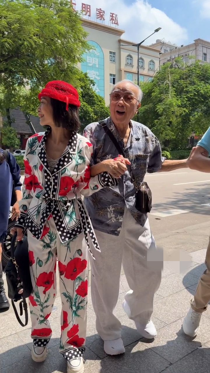 盧海鵬雖然腳步不穩，但精神尚可。