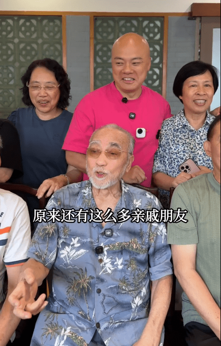 盧海鵬早前回內地探親，場面熱鬧。