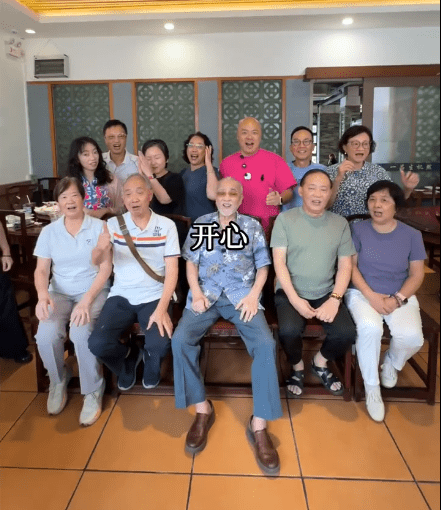 盧海鵬與一眾親戚都很愉快。