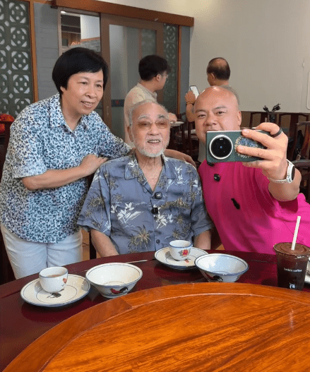 盧海鵬與親友逐一合照。