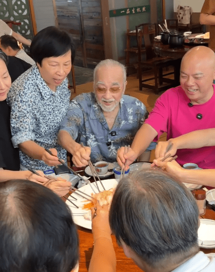 盧海鵬與親戚一起「撈起」。
