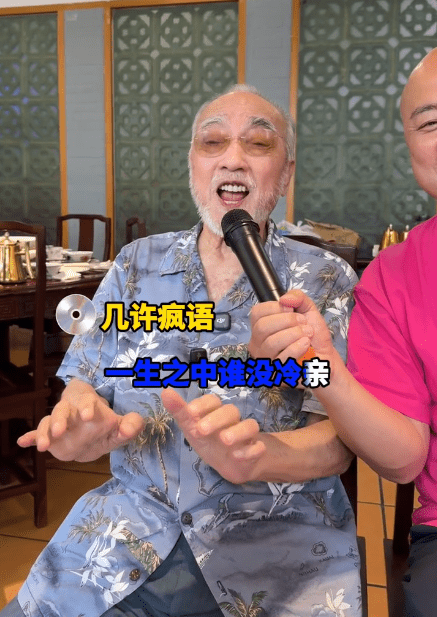 盧海鵬精靈地演唱〈幾許瘋語〉。