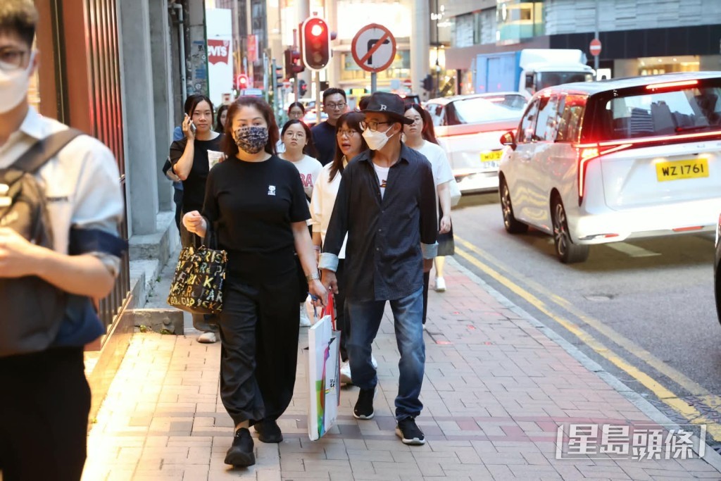 9月22日晚上約七時許,梅啟明與泰籍未婚妻May May到梅媽生前居住的銅鑼灣禮賢大廈門口進行路祭。