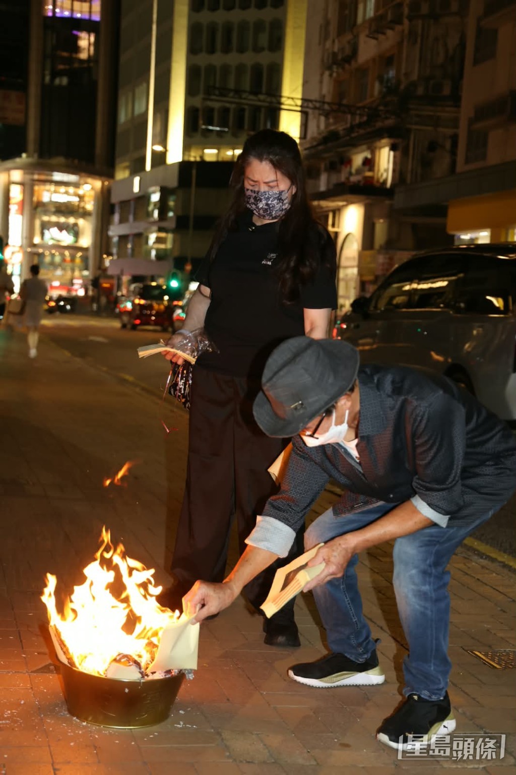 兩人未理會途人目光,邊燒邊呼喊:「阿媽收嘢呀!」