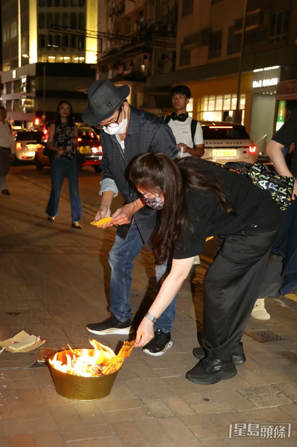 便開始燃點香燭及焚燒祭品。