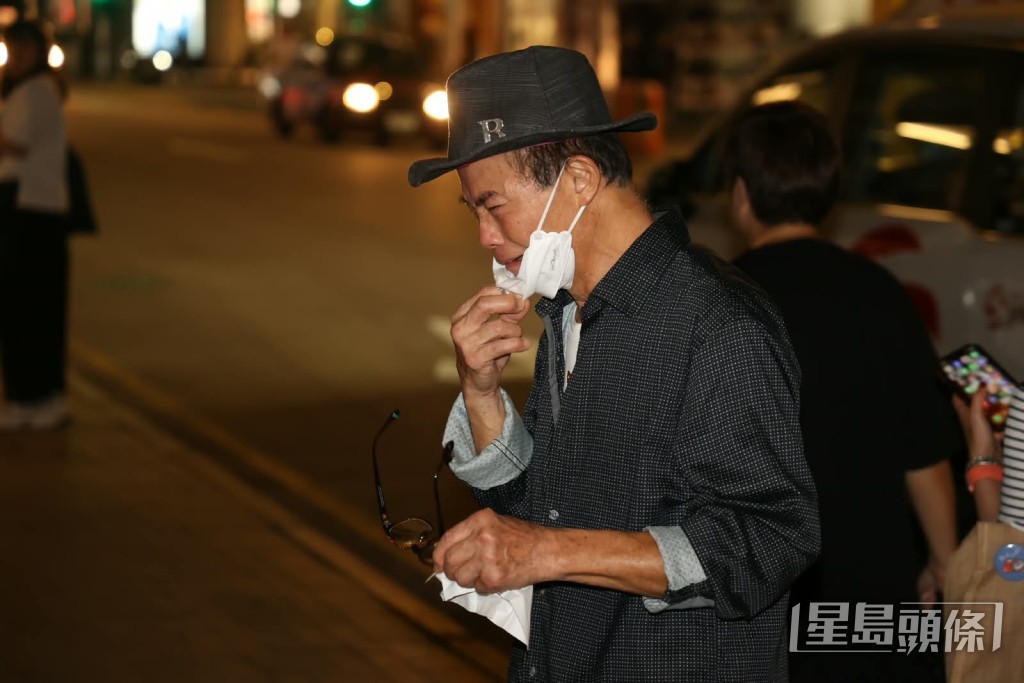 其後情緒激動的他更忍不住落淚。