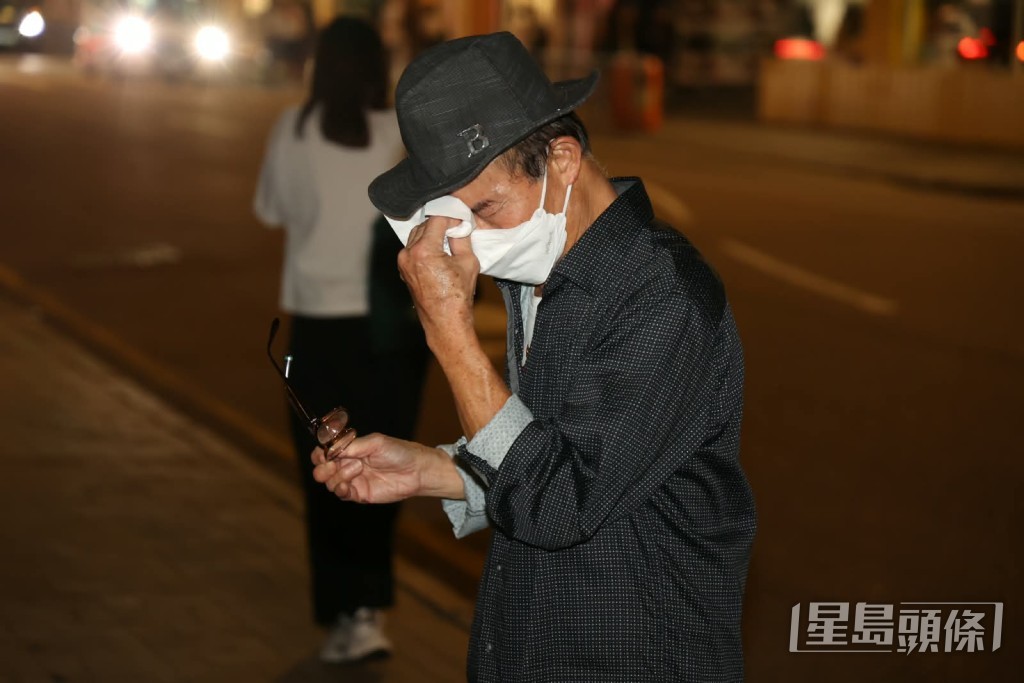 他多次拿出紙巾擦拭眼淚和鼻涕。