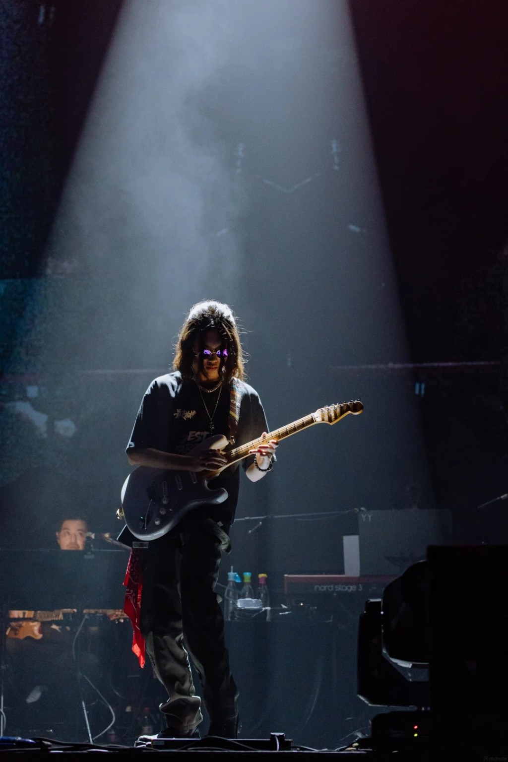 姜大衛外孫曹保熙抱著結他上台伴奏，表現從容淡定。