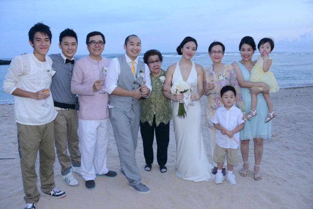 姜大衛二女姜依文於2013年嫁予印尼華僑Tim。