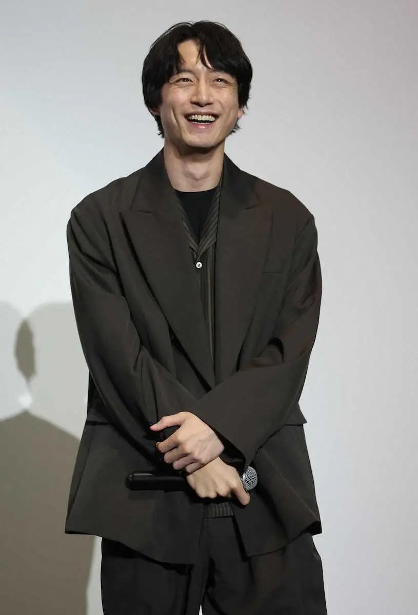 據指坂口健太郎婚後減少了應酬活動,更專注於家庭生活。