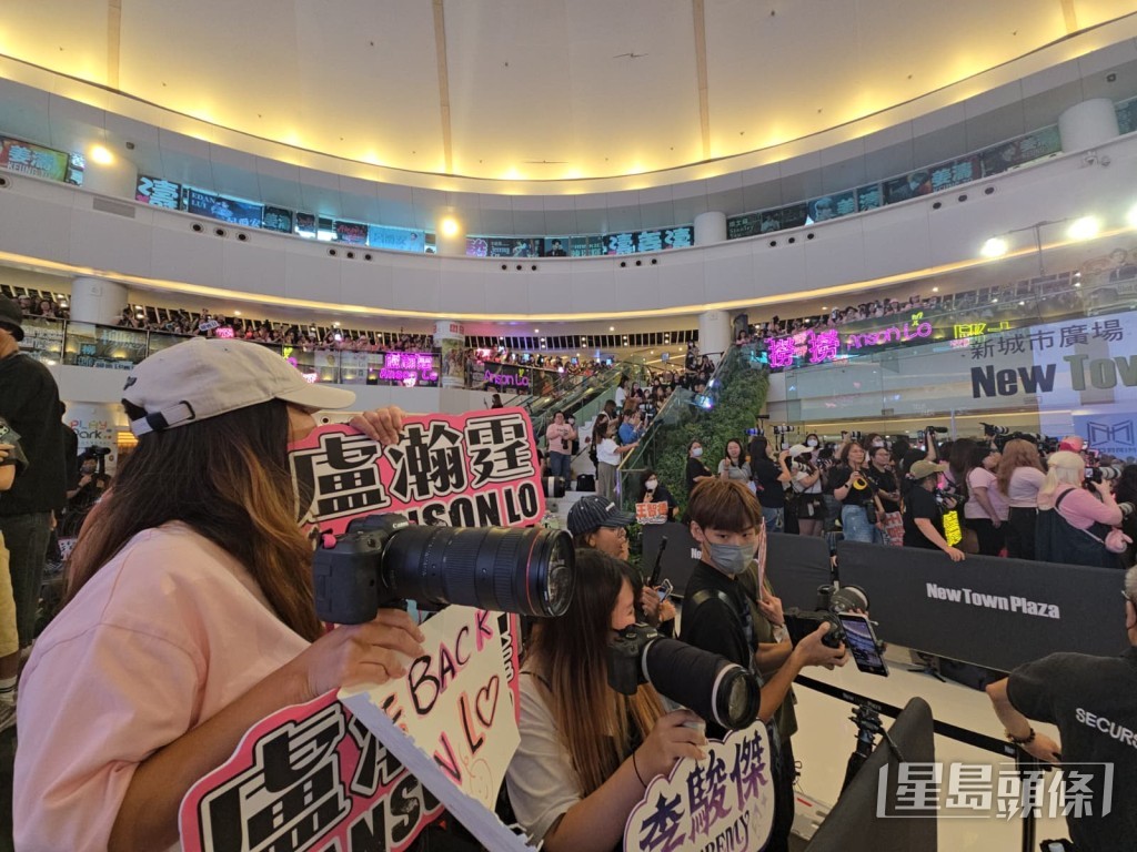 現場人潮擠滿商場兩層！