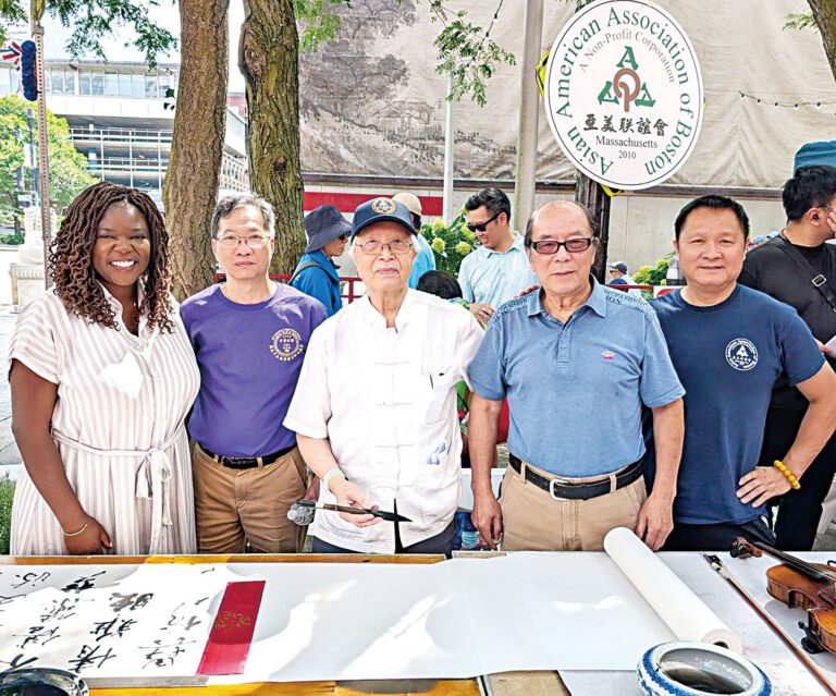 谷繼成（右二）在波士頓華埠中秋聯歡會亞美聯誼會攤位留影。 李強攝