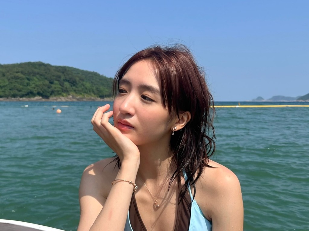 許恩怡愜意享受夏日微風，流露青春氣息。