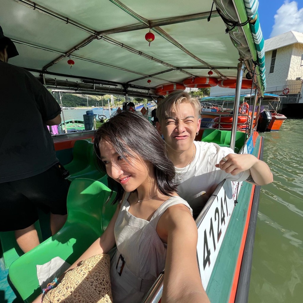 許恩怡常到不同地方工作或旅遊。