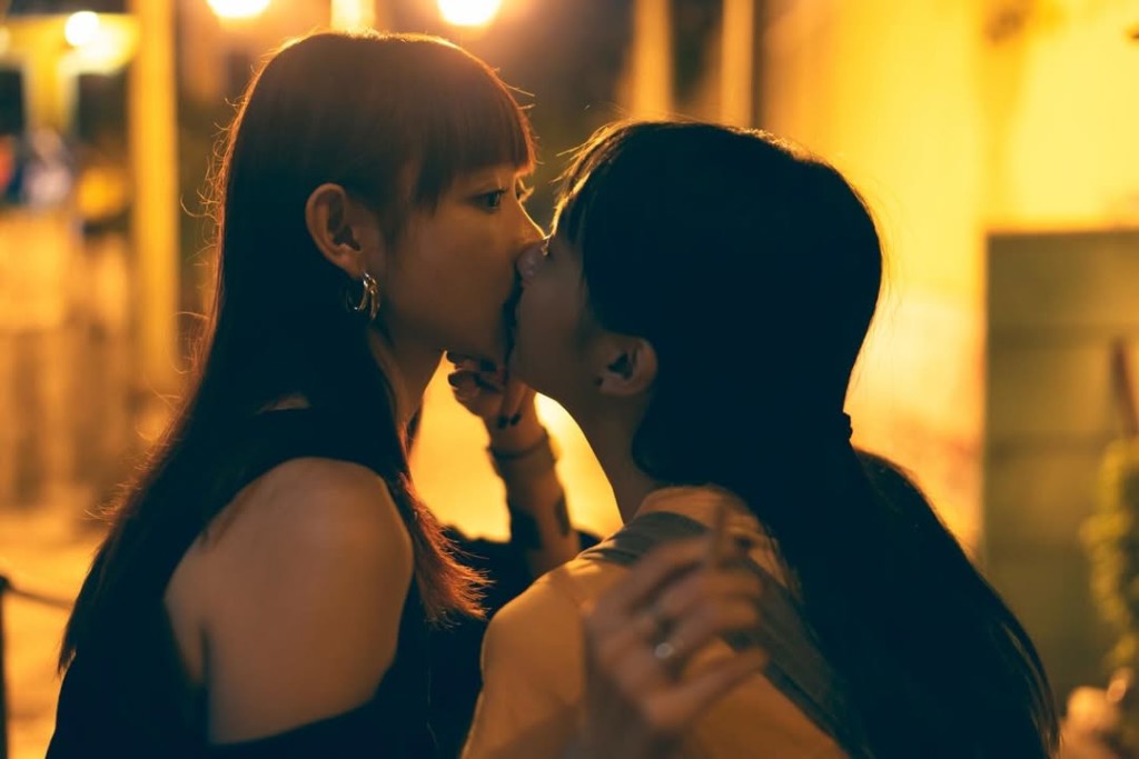 許恩怡在《女孩不平凡》中與Eliz有親熱戲份。