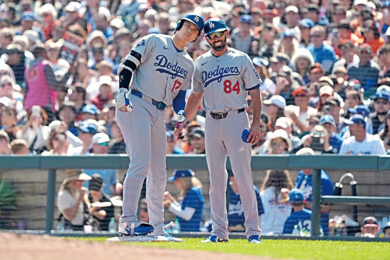 大谷與隊友竊竊私語。路透社