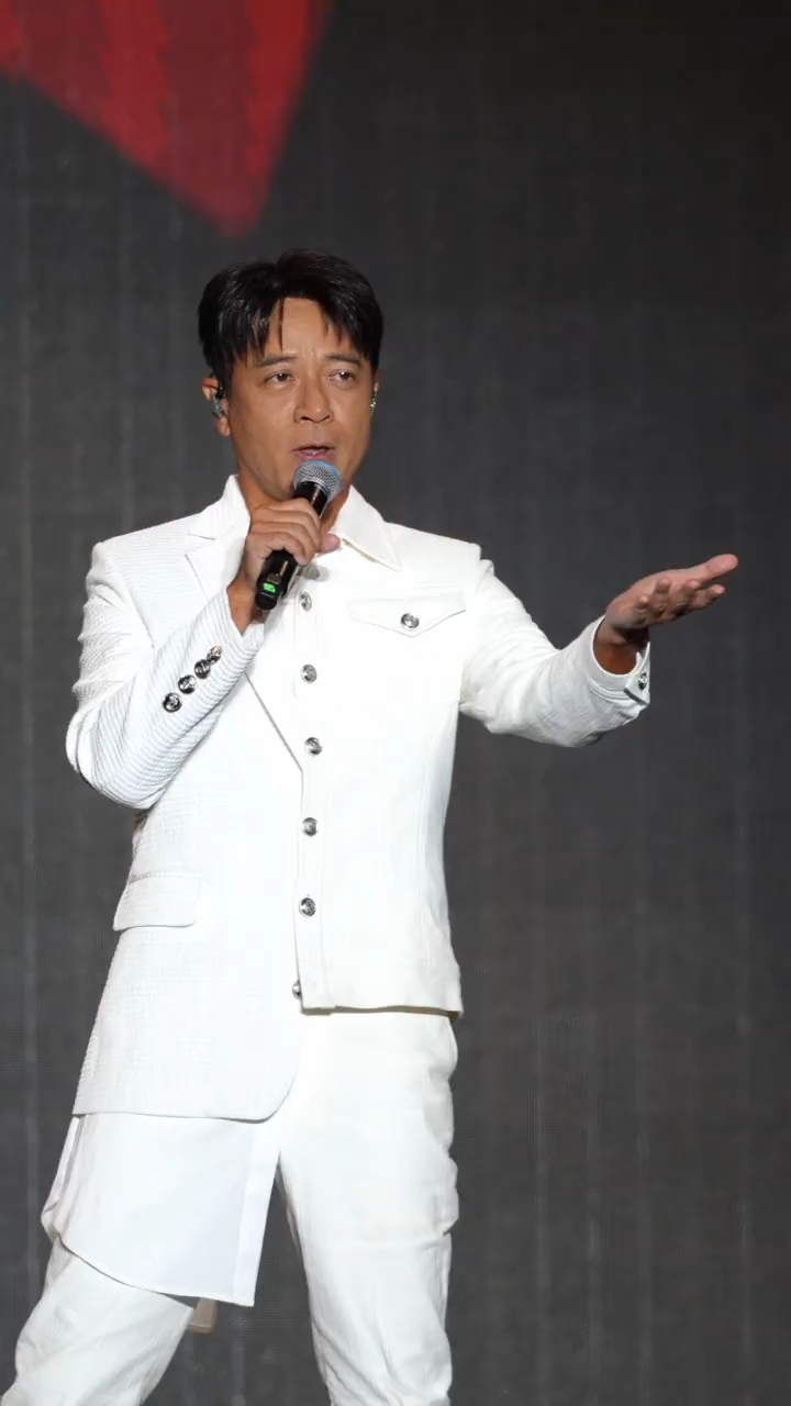 李克勤原定9月26日到內蒙古包頭擔任演唱會壓軸嘉賓,最終遲到兩小時。