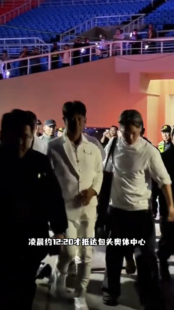 李克勤於凌晨12時20分才抵達會場。