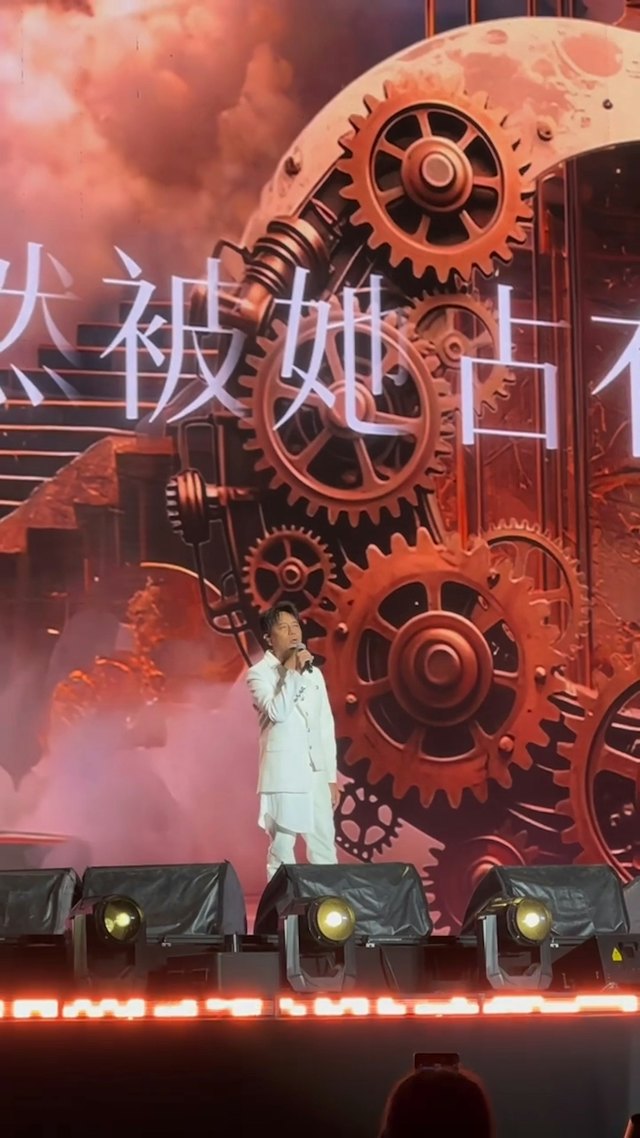 李克勤的表演狀態並未受漫長行程影響。
