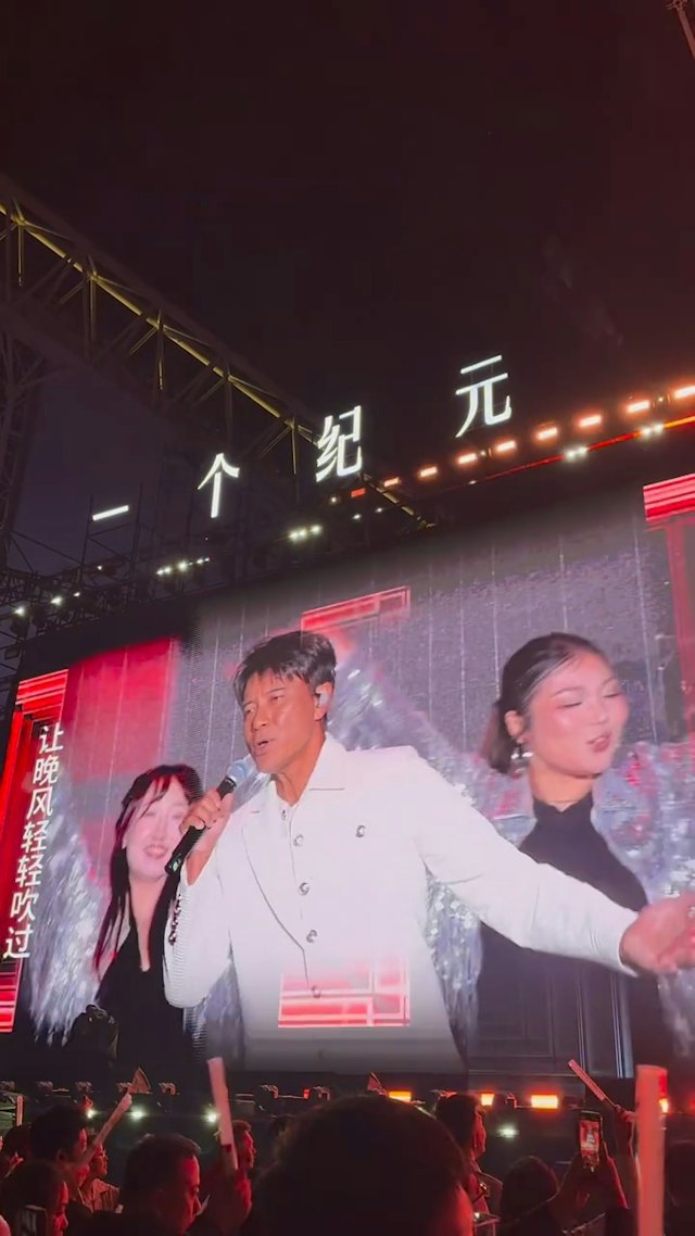 觀眾為了看李克勤演出,一直等到凌晨。