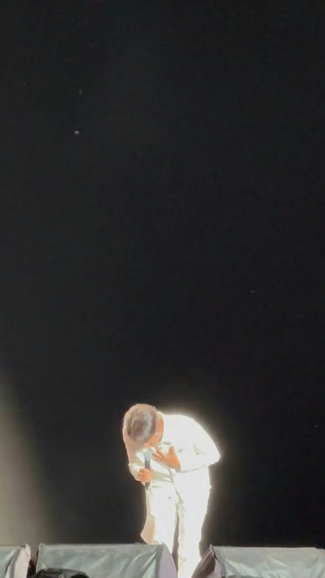李克勤在台上多次鞠躬,向觀眾致歉。
