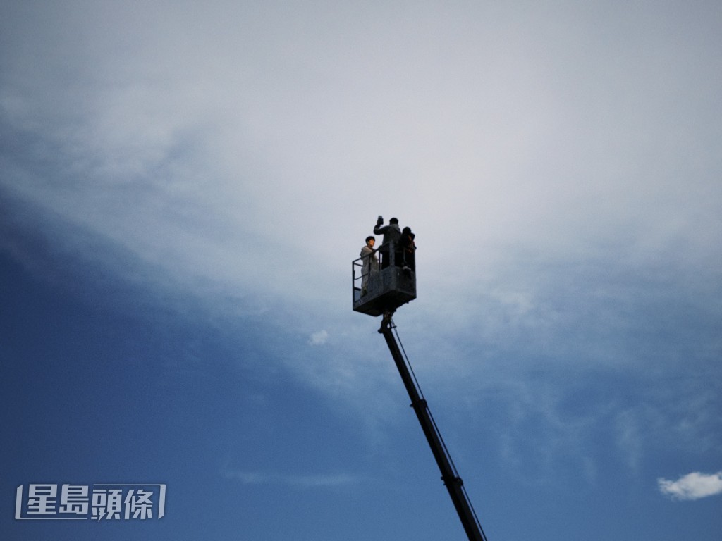 拍攝更動用了高空作業車，規模相當龐大。