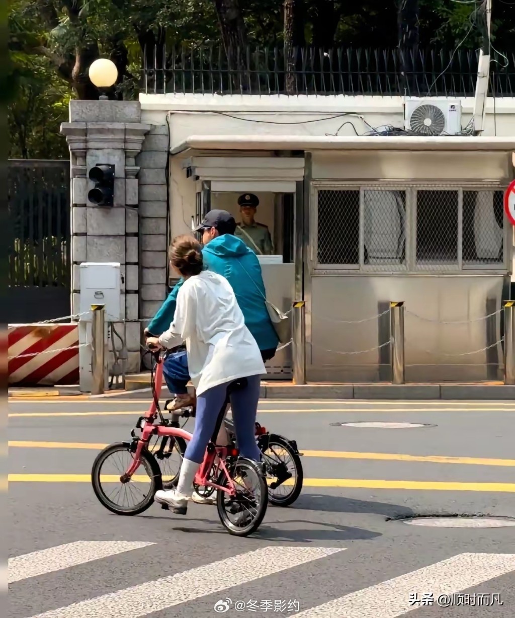 胡歌一家三口在上海踩單車,近日被網民捕獲。